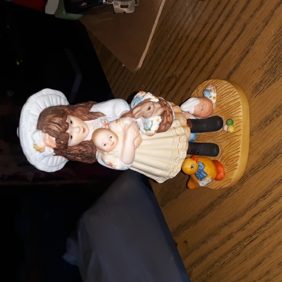 Jan Hagara VICTORIA Figurine ( SKU MB 7) - Picture 1 of 2